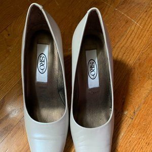 Ladies SRO Cream Leather pumps sz 8